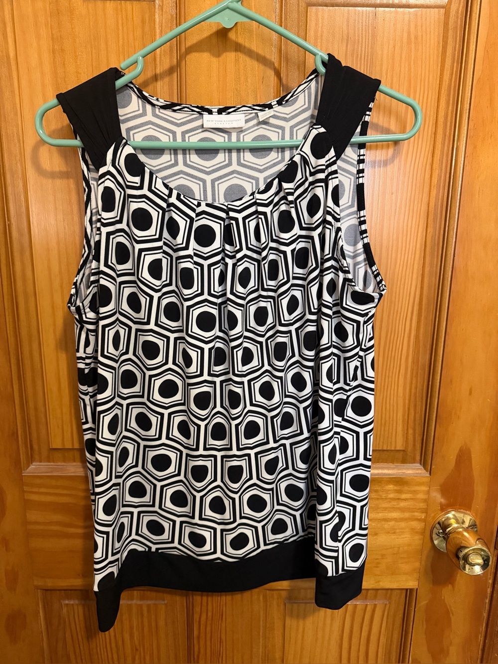 Ladies NY & Co Black and White top. Size med